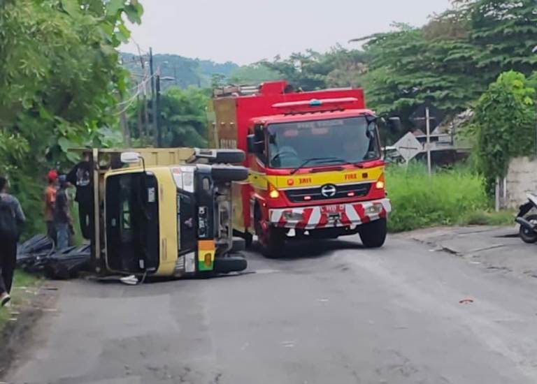 Truk Muat Besi Terguling di Jalan Raya Made Sambikerep Surabaya