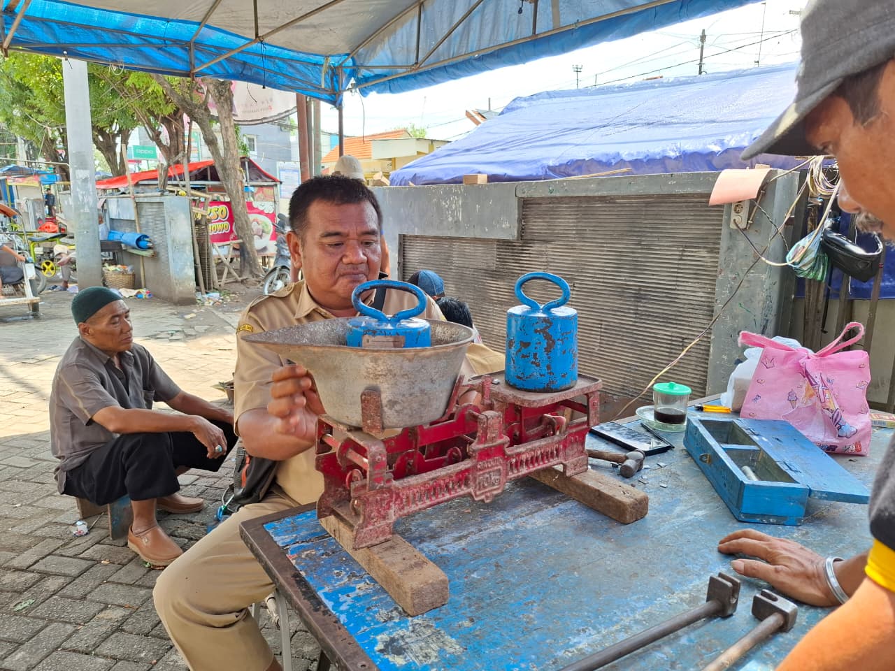 Tera Ulang Timbangan, Disperindag Kabupaten Pasuruan Jamin Akurasi Transaksi