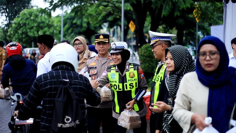 Satlantas Polres Gresik dan REI Bagi Takjil untuk Pengguna Jalan