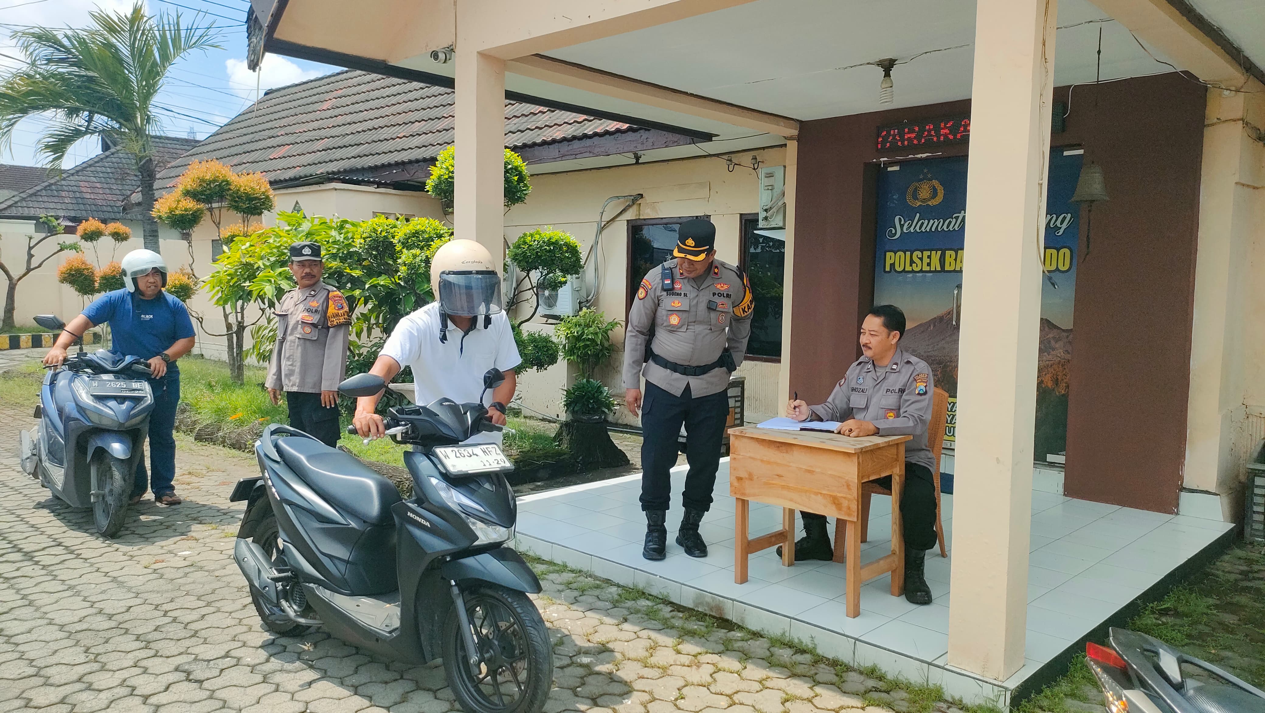 Polsek Balongbendo Terima Penitipan Kendaraan Pemudik, Warga Diimbau Mudik dengan Tenang