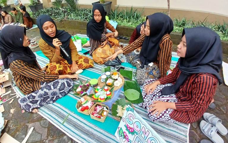 SMPN 2 Pare Peringati HUT Ke-80 Kemerdekaan RI dengan Lomba Pasaran 