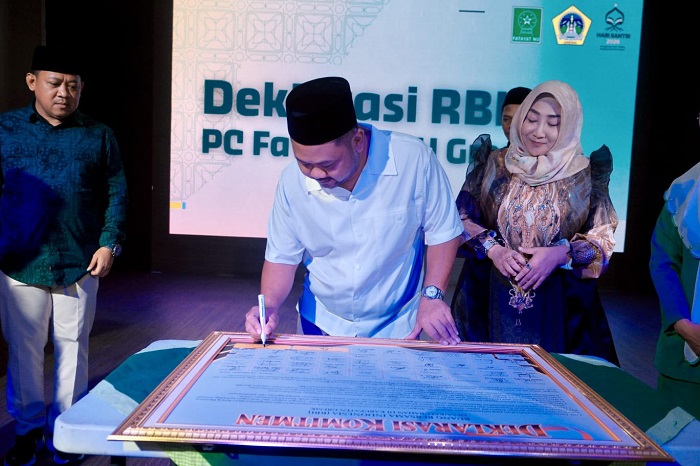 Puncak Hari Santri 2026, Bupati Gresik Percayakan Fatayat NU Kelola Bantuan Alsintan