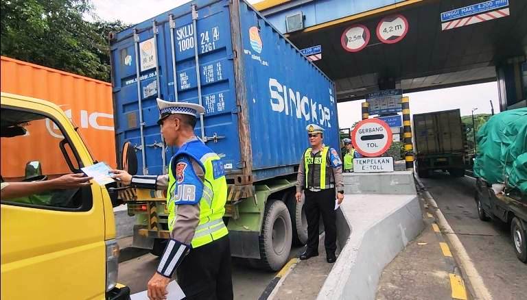 Polda Jatim Tertibkan Angkutan Barang di Lajur Kiri Jalan Tol