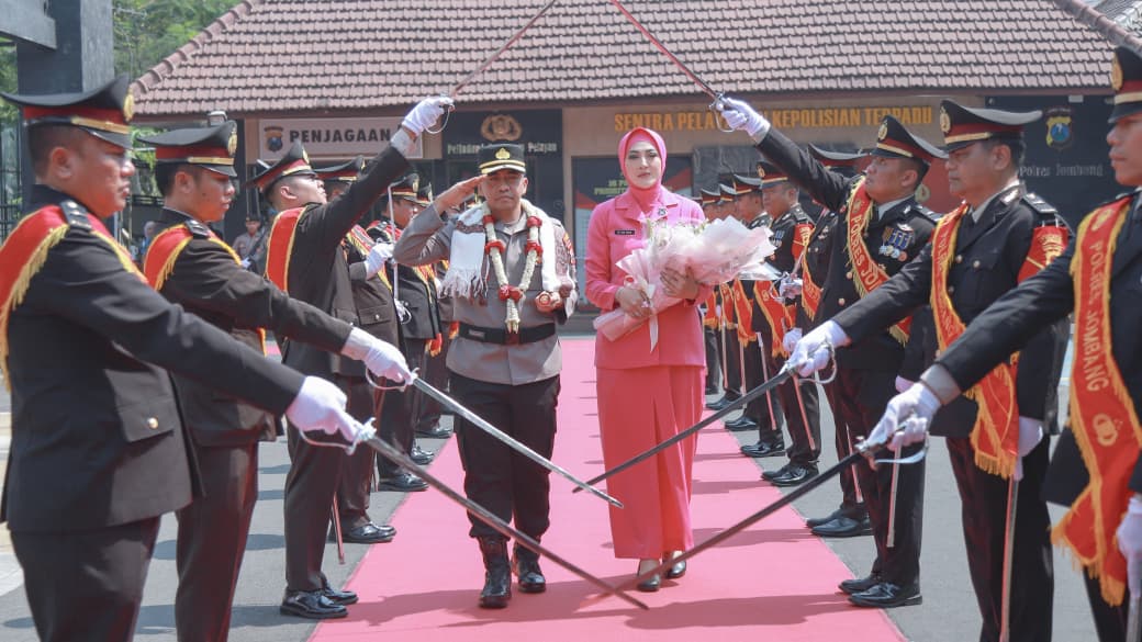 Tradisi Pedang Pora Sambut Kapolres Jombang yang Baru