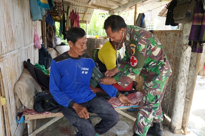 Sentuhan Kemanusiaan Satgas TMMD 127, Serda Dofir Periksa Kesehatan Warga Sumenep