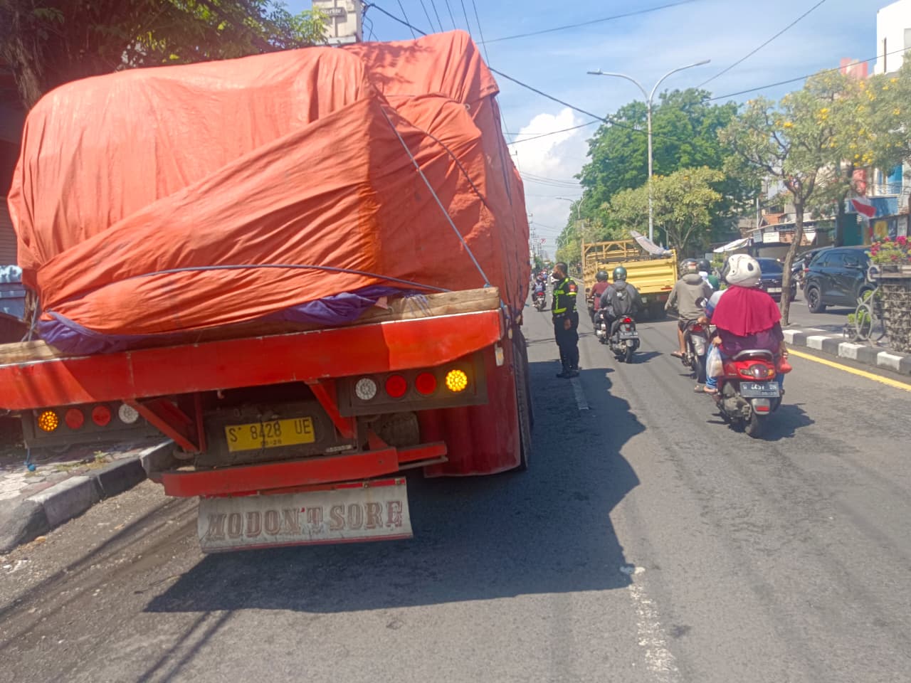 Polres Gresik Tindak Truk Besar Langgar Jam Operasional di Jalur Padat