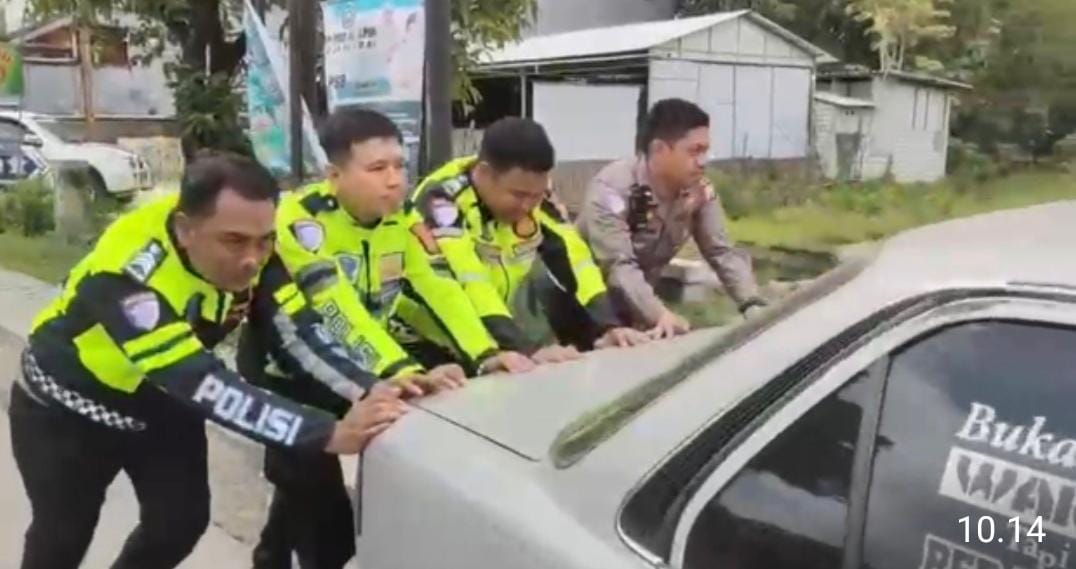 Satlantas Polres Bojonegoro Bahu-Membahu Dorong Mobil Mogok Pemudik