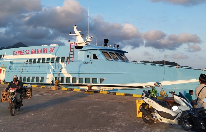 Bersenggolan dengan Kapal Tanker di Bawean Gresik, Kapal Express Bahari Rusak 