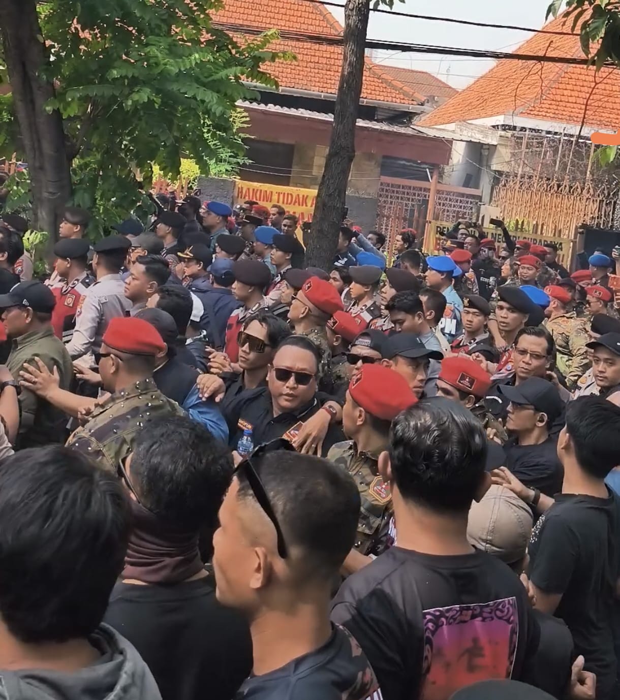 Situasi Memanas di Lokasi Eksekusi, Polisi Pukul Mundur Grib dan Buat Barikade