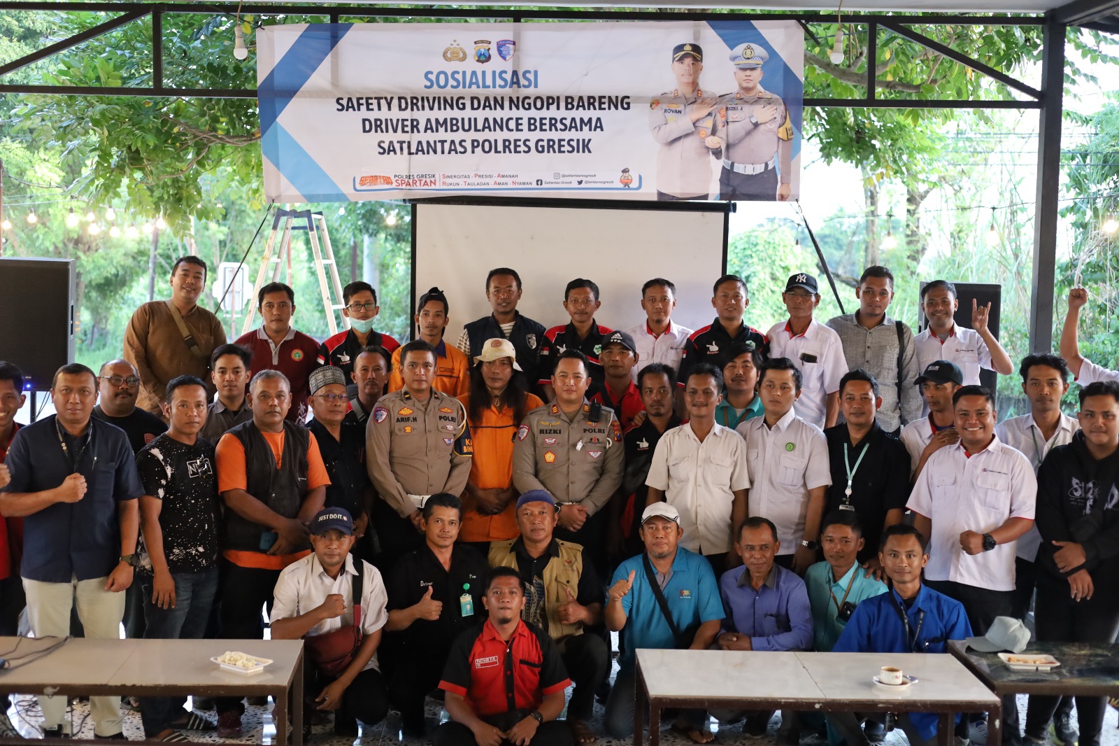 Satlantas Polres Gresik Sosialisasi Safety Driving Sambil Ngopi Bareng Driver Ambulans