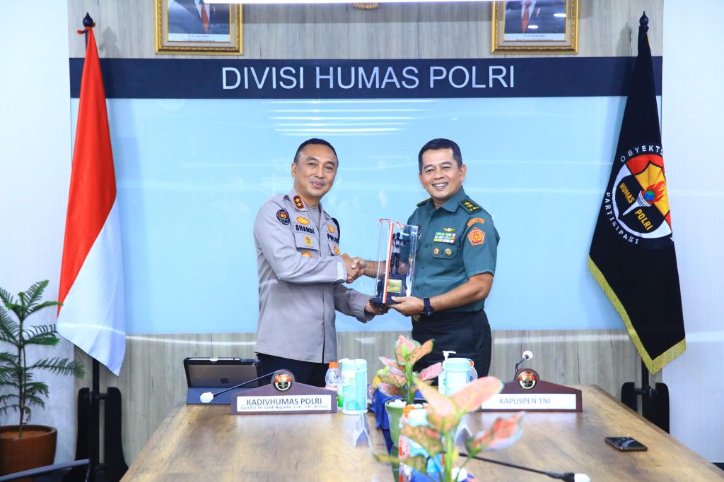 Kadiv Humas Terima Kunjungan Kapuspen TNI, Sinergitas Kunci Lewati Tantangan