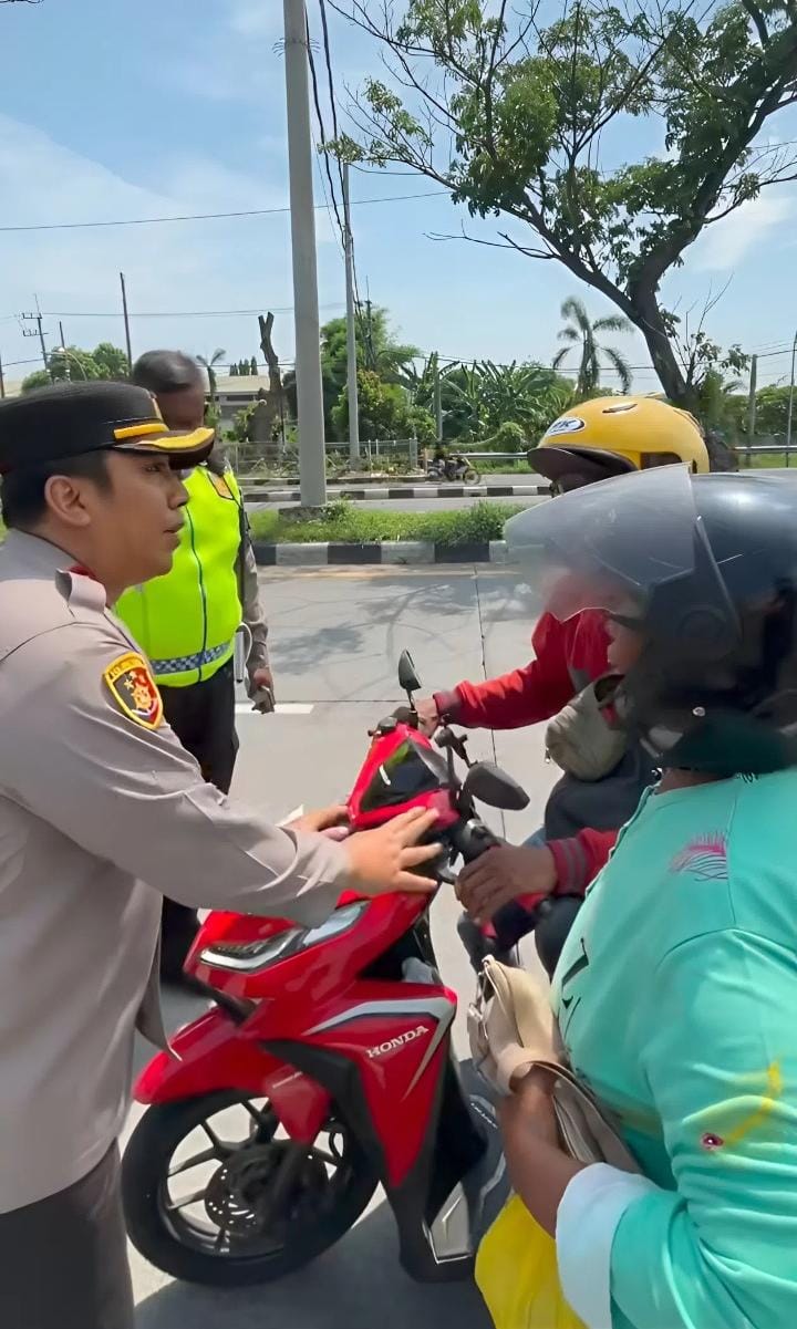 Tinjau Suramadu, Kapolres Pelabuhan Tanjung Perak Ajak Masyarakat Disiplin Jalur Kendaraan Demi Keselamatan