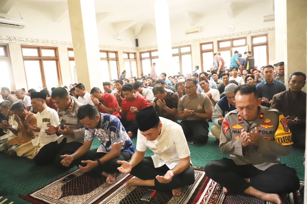 Dekat dan Melayani, Personel Polres Kediri Kota Salat Jumat dan Tebar Kebaikan