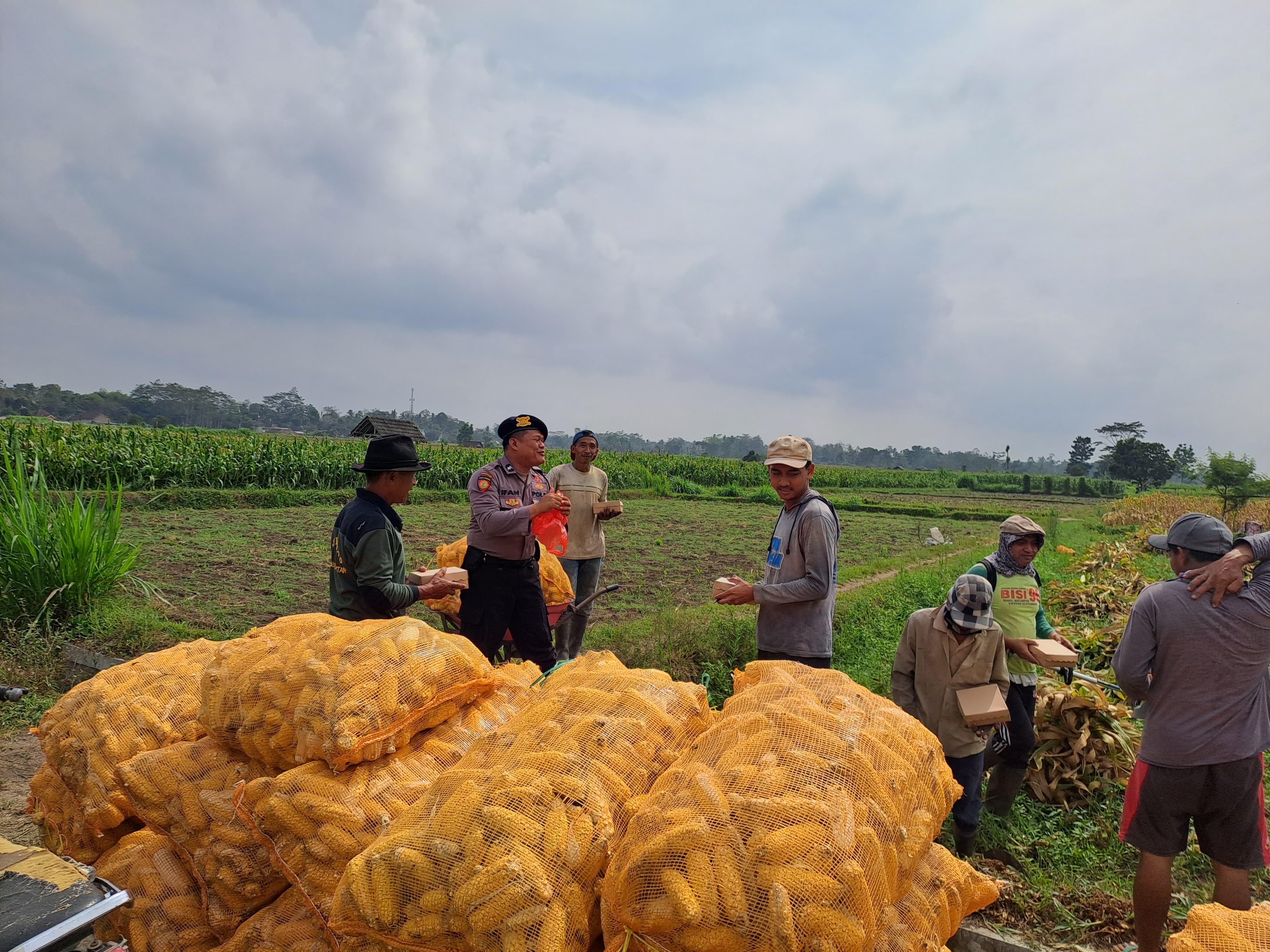 Jumat Berkah Berbagi Sat Samapta Polres Blitar Berbagi Nasi Kotak Kepada Masyarakat