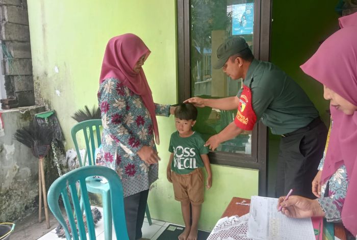 Dukung Program Kesehatan Ibu dan Anak, Babinsa Klanting Hadir di Posyandu Seruni