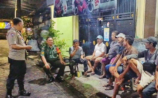 Polsek Tandes Bersama Babinsa Karangpoh Gelar Sambang Dialogis, Ajak Warga Waspada Kejahatan