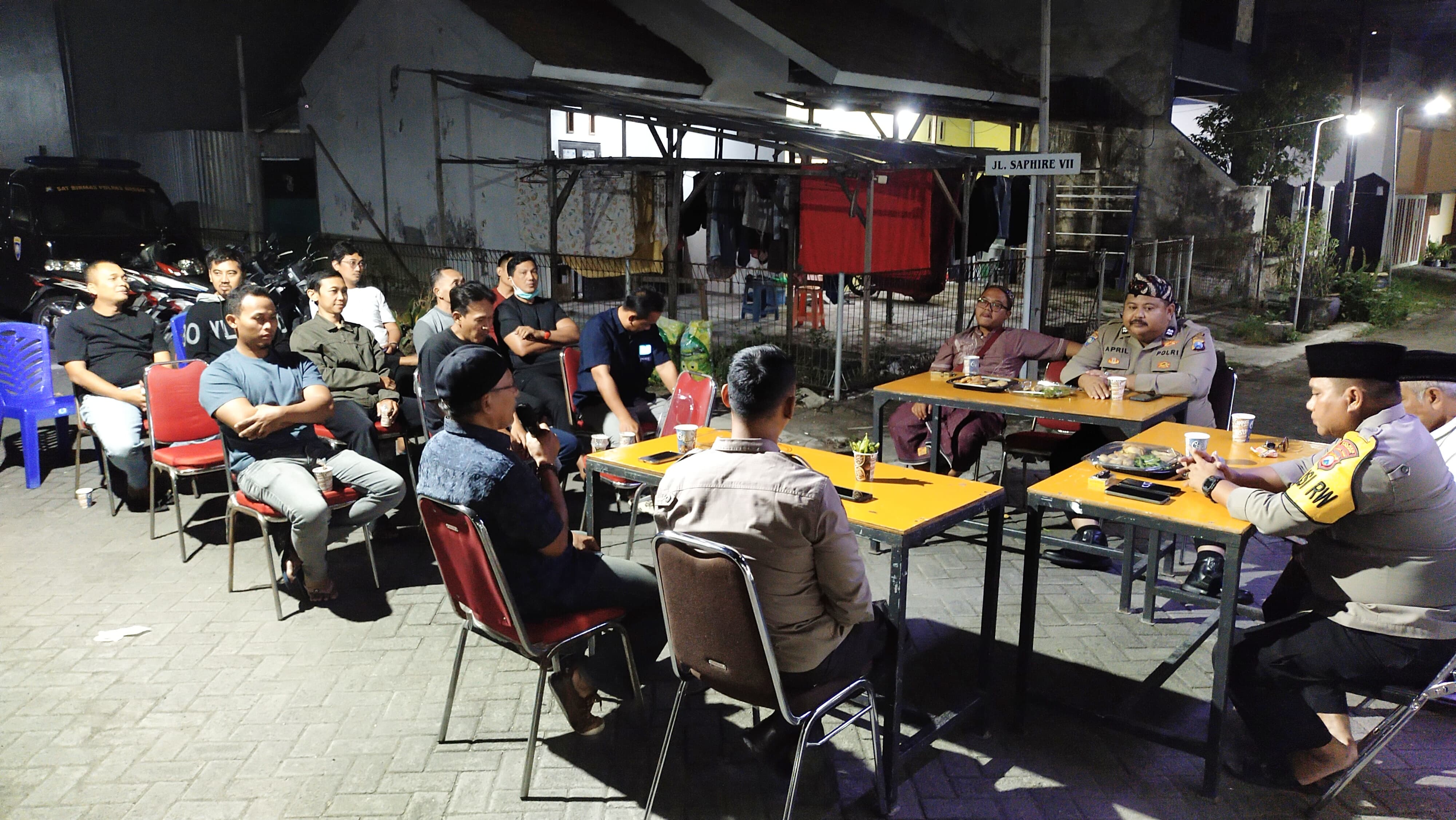 Satbinmas Polres Gresik Blusukan Malam Serap Aspirasi Warga GBA Lewat Program Kopi Keliling