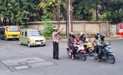 Polsek Gayungan Gelar Pos Awal Pengaturan Lalu Lintas Antisipasi Kemacetan di Jembatan Baru