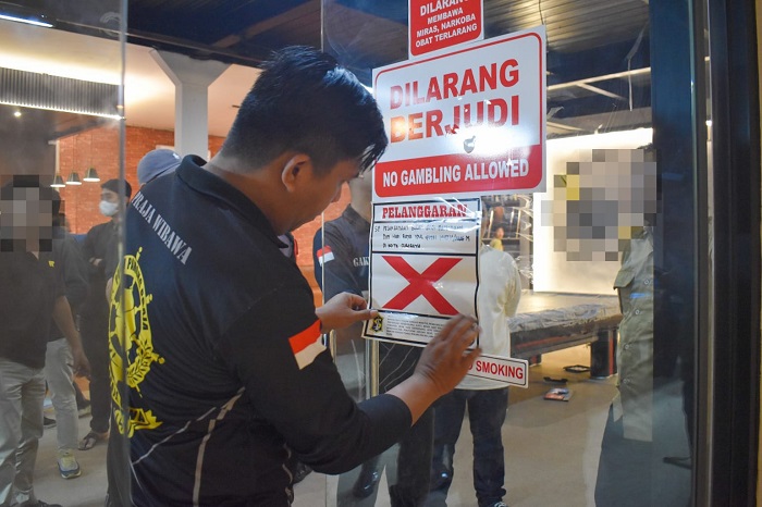 Satpol PP Surabaya Segel Dua Rumah Biliar dan Panti Pijat Bandel saat Ramadan