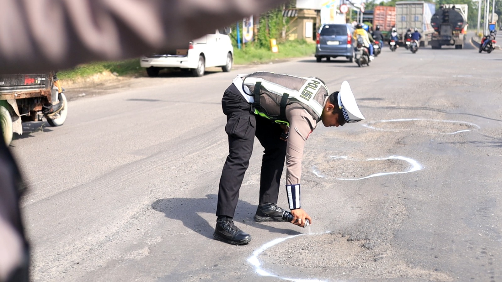 Jelang Nataru, Polres Gresik Tandai Jalan Berlubang di Raya Deandles Demi Keselamatan Pengendara