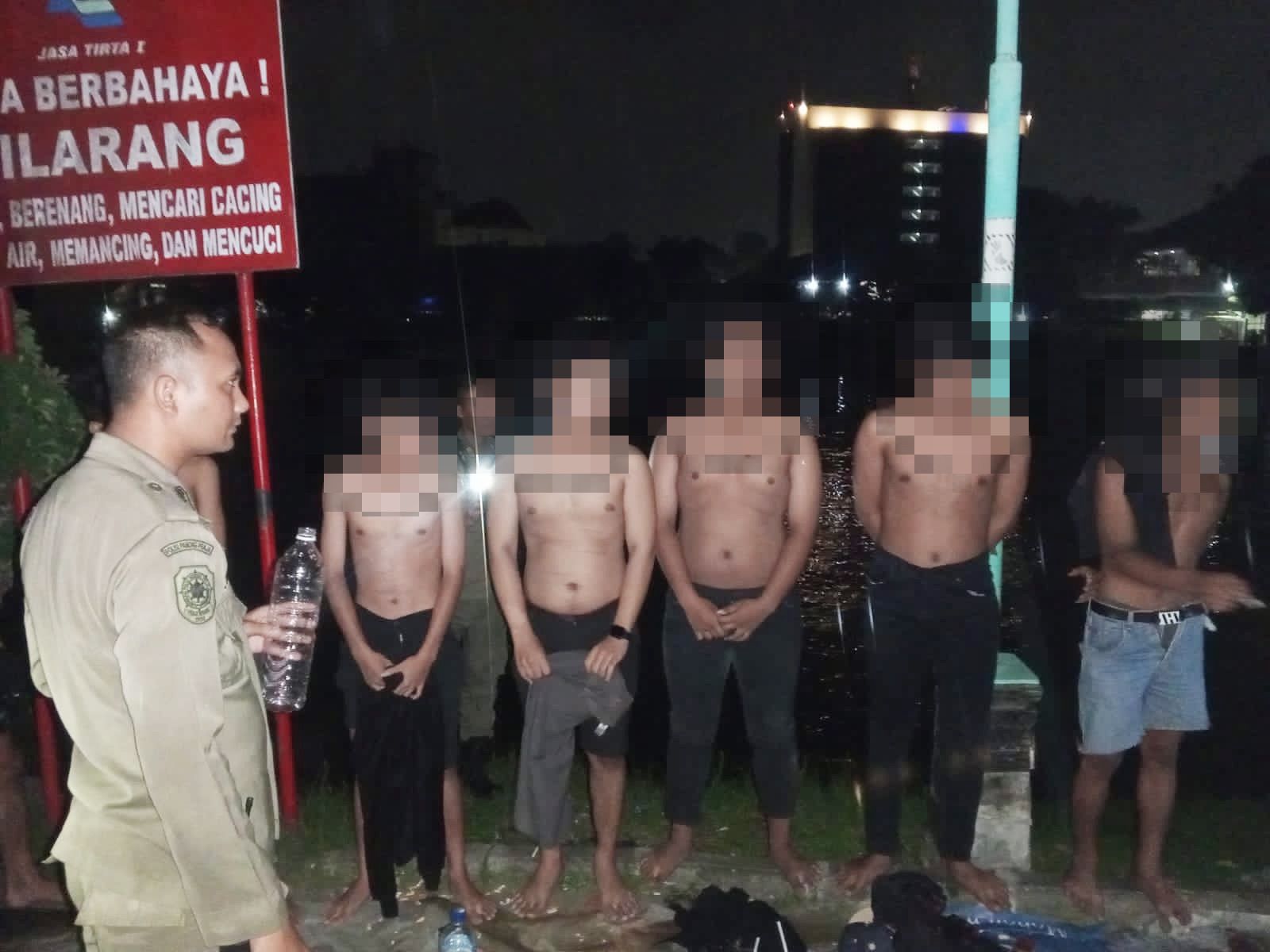 Satpol PP Surabaya Perang Lawan Miras, 12 Remaja Diciduk saat Pesta di Taman Jagir