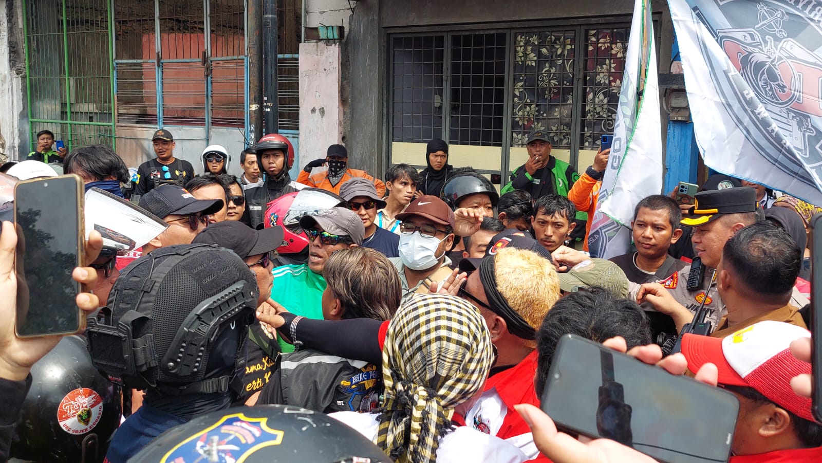 Gagal Bakar Ban Bekas Jadi Pemicu Massa Aksi Ojol Bersitegang dengan Polisi