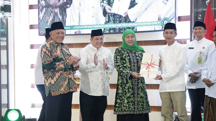 Kepala Kanwil BPN Provinsi Jatim Dampingi Gubernur Khofifah Serahkan Sertipikat Wakaf