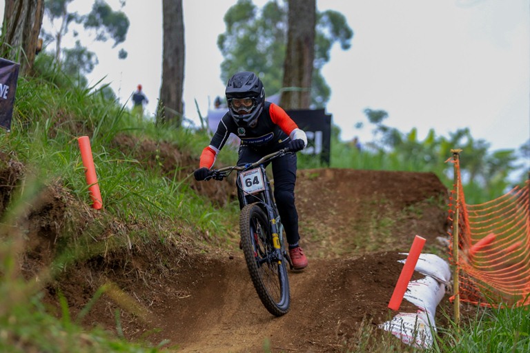 Kejuaraan 76 Indonesian Downhill 2024 di Kota Batu Berlangsung Sengit