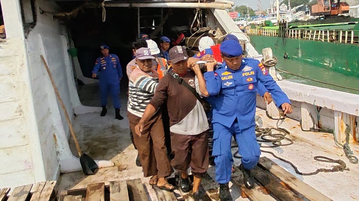ABK KLM Putra Utama Jaya Mendadak Sakit, Satpolairud Gresik Lakukan Evakuasi