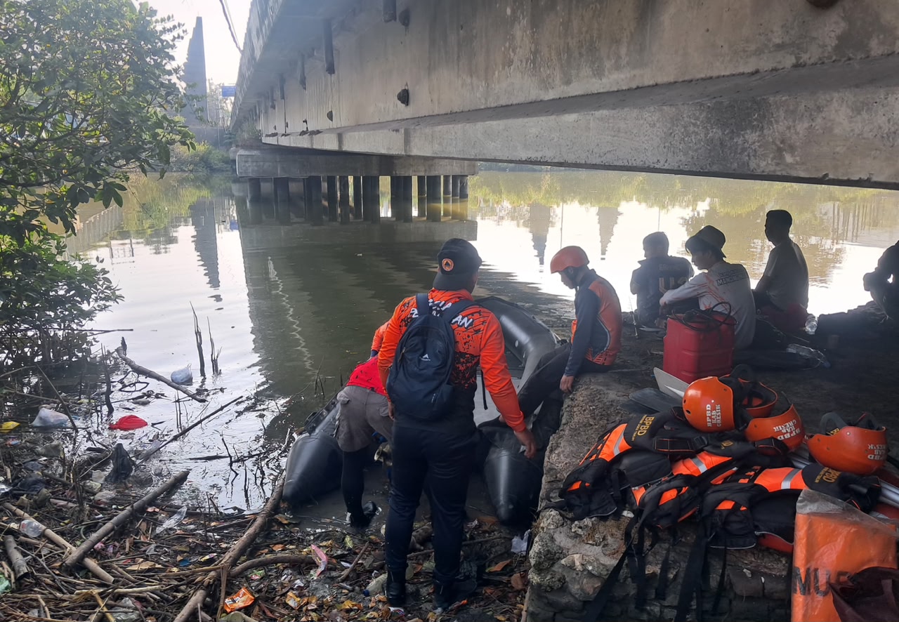 Mancing di Jembatan Perbatasan Gresik-Surabaya, Pemuda Benowo Hilang Usai Jatuh ke Kali Lamong