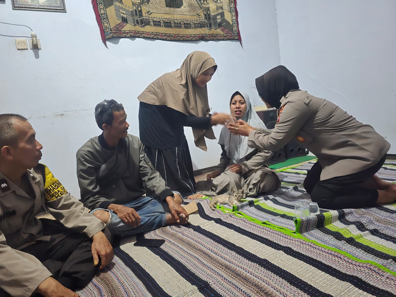 Polres Pasuruan Sampaikan Bela Sungkawa dengan Takziyah ke Rumah Duka Korban Kecelakaan KA