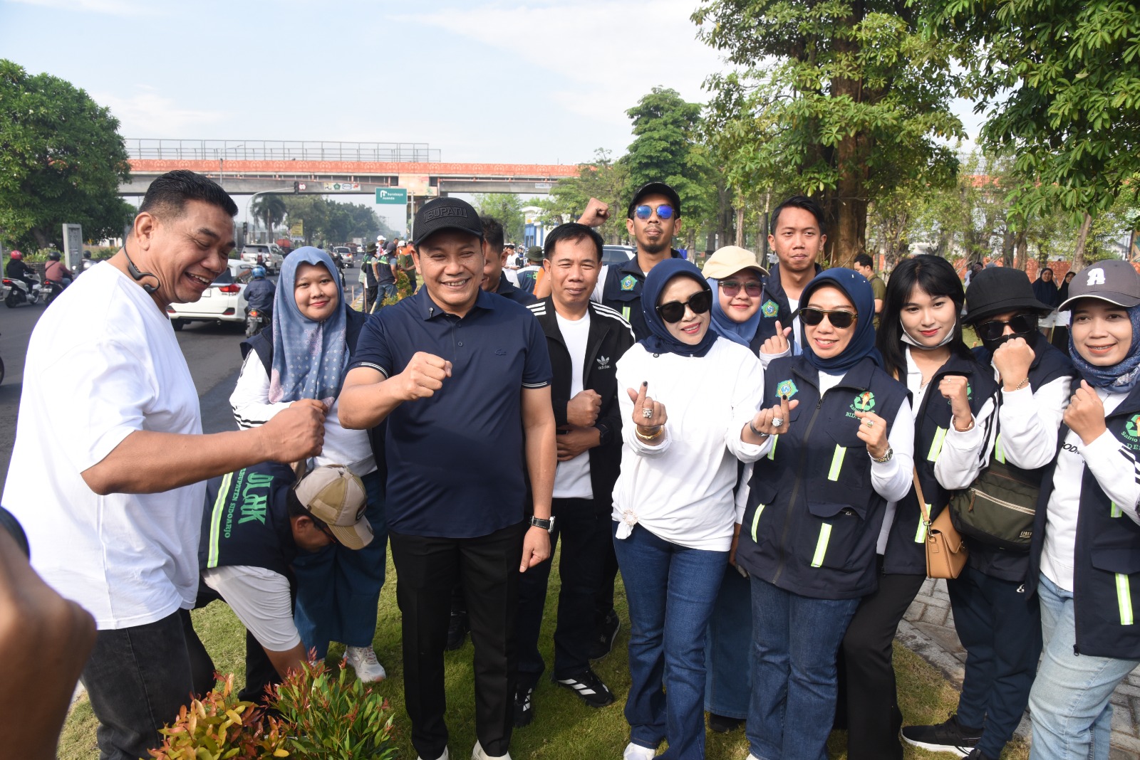 Bupati dan Wakil Bupati Sidoarjo Kompak Tanam Pohon di Taman Flyover Aloha