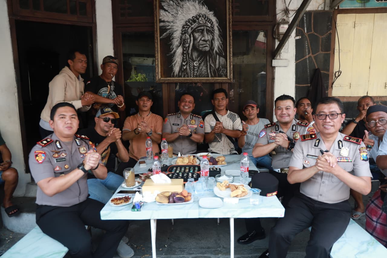   Cangkruk Bareng Pedagang Blok M, Kapolres Jember Serap Aspirasi