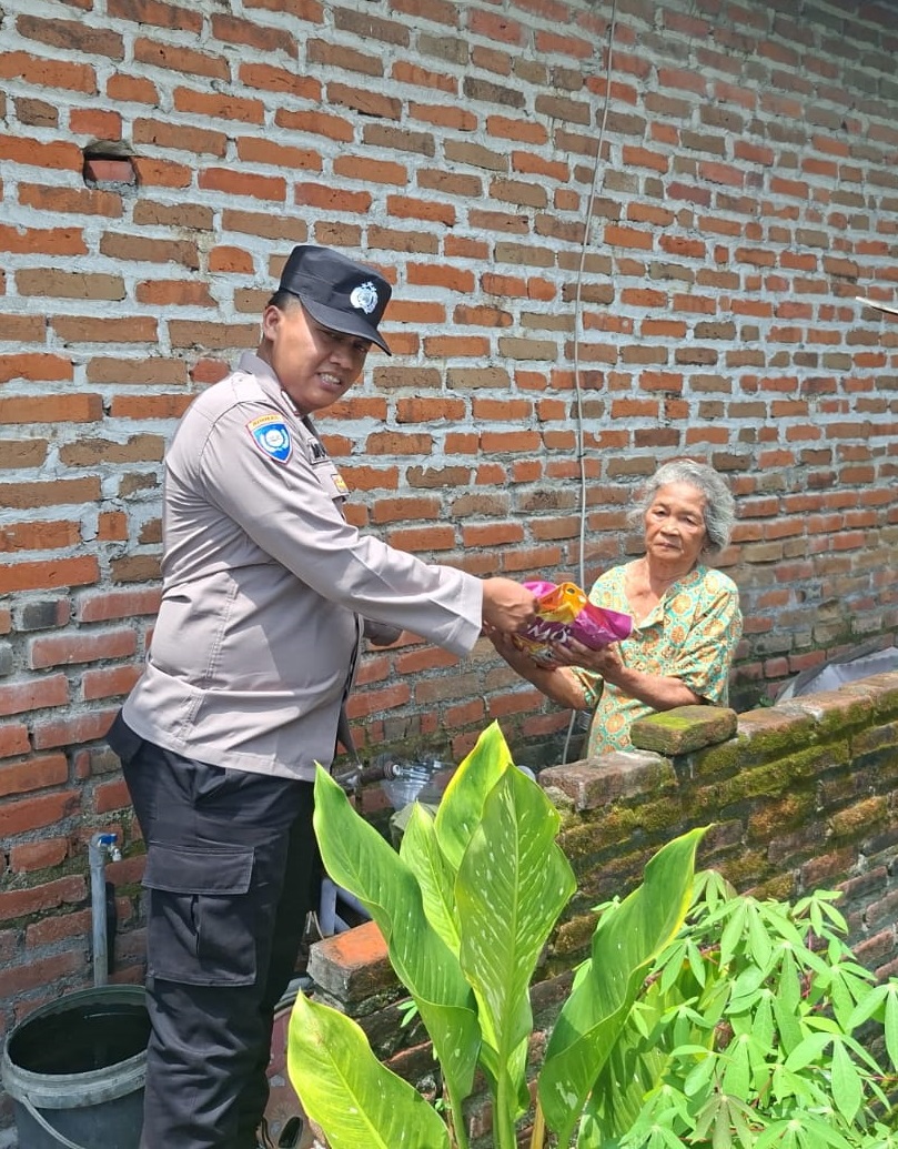 Ramadan Peduli, Anggota Polsek Wonoayu Beri Santunan Warga Kurang Mampu