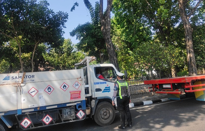 Satlantas Polres Gresik Tertibkan Truk Bertonase Besar  Melintas di Kawasan Kota