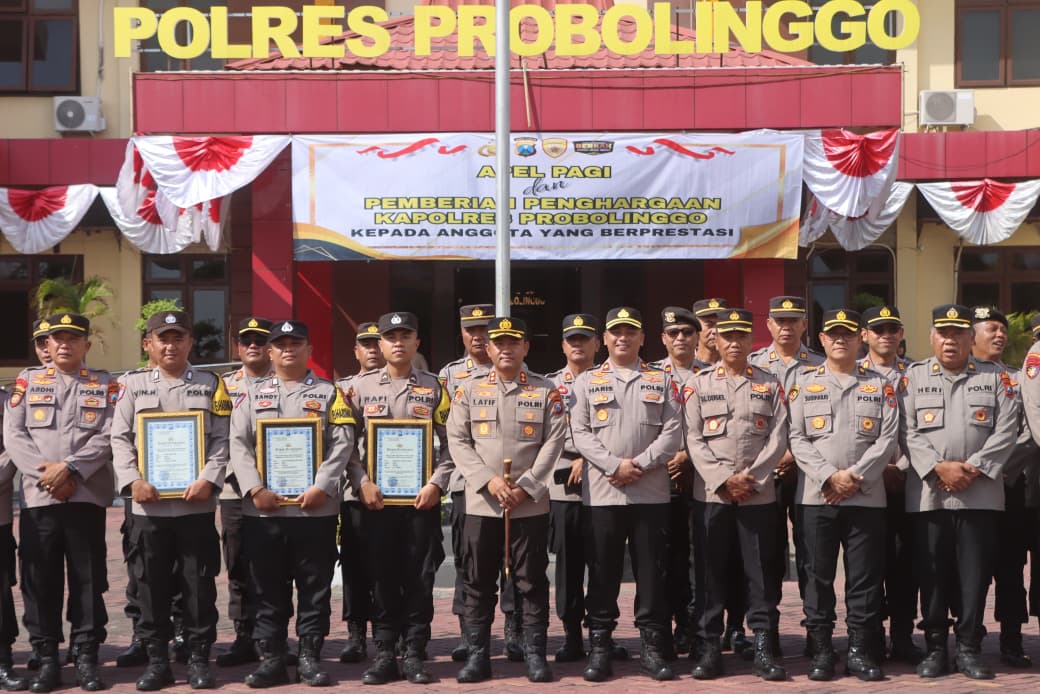 Tiga Bhabinkamtibmas Berprestasi Diberi Penghargaan Kapolres Probolinggo