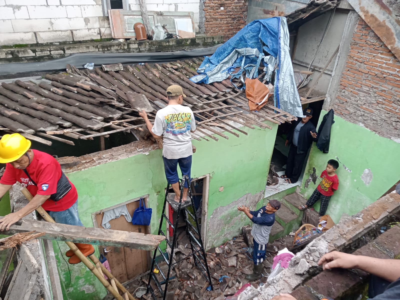 Atap Rumah Warga Mangliawan Ambruk karena Kayu Lapuk