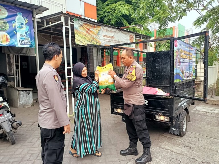 Bhabinkamtibmas Polsek Buduran Jemput Bola Distribusikan Beras Murah Gunakan Motor Roda Tiga