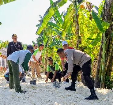 Anggota Polsek Temayang Bantu Warga Perbaiki Jalan