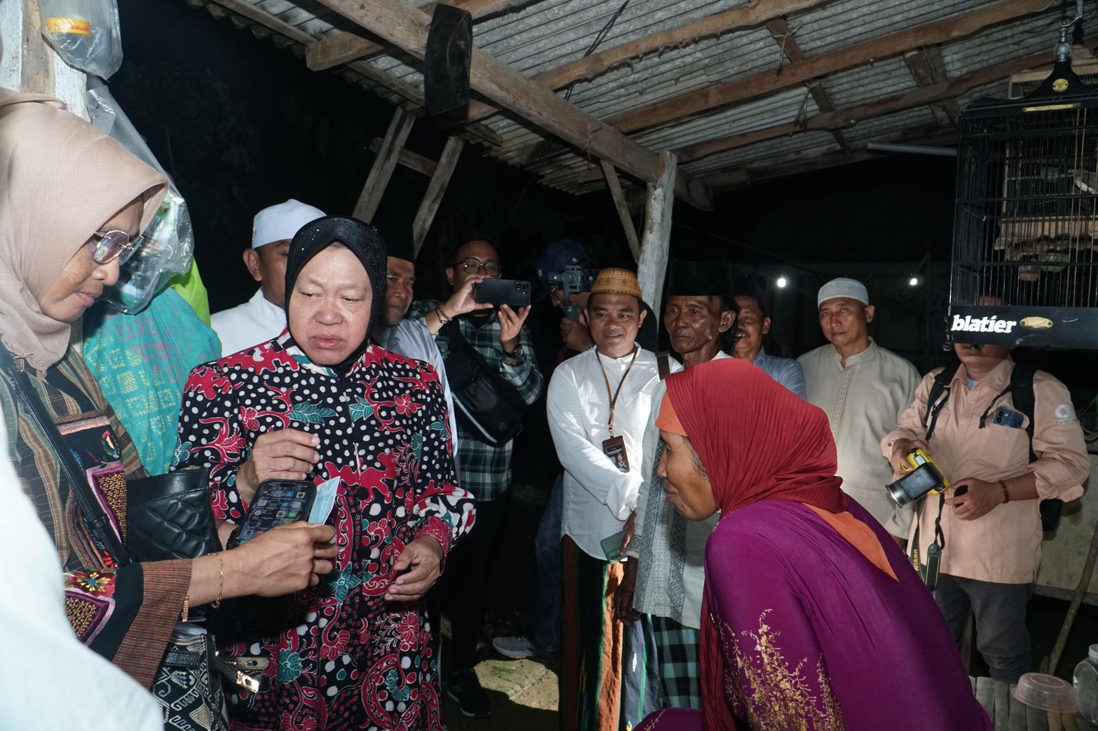 Bawa Harapan Baru, Risma Sambangi Buruh Tani Miskin di Sampang