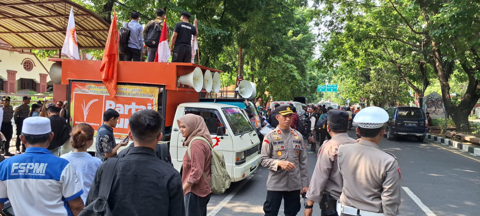 Aksi Unjuk Rasa di Pengadilan Negeri Surabaya Berjalan Aman Kondusif