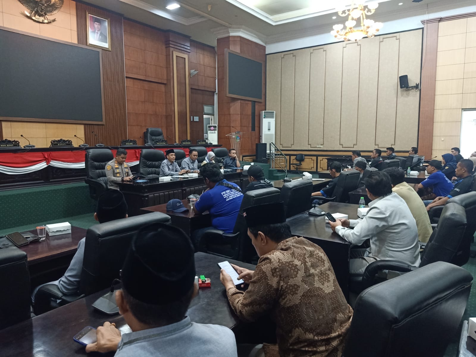 Aktivis dan Serikat Buruh Geruduk DPRD Jombang Tuntut Evaluasi dan Pembatalan Kenaikan Tunjangan