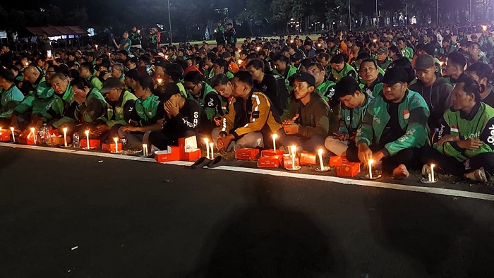 Doa untuk Affan, Ribuan Driver Ojek Online Nyalakan Lilin di Lapangan Mapolda Jatim