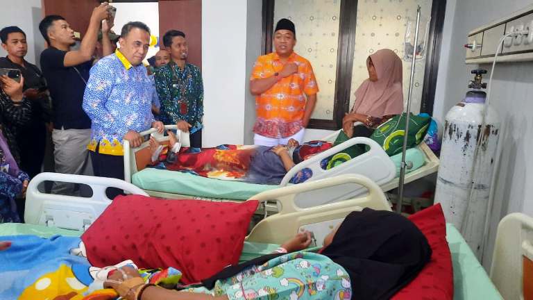 Bupati Situbondo Jenguk Dua Santriwati Korban Ambruknya Ponpes di RSD Besuki