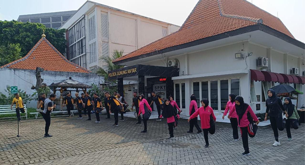 Polsek Gunung Anyar dan Bhayangkari Olahraga Bersama Jaga Kebugaran