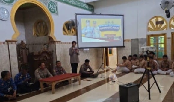 Panit Binmas Polsek Padangan Dampingi SDM Polres Bojonegoro Sosialisasi di SMAN 1