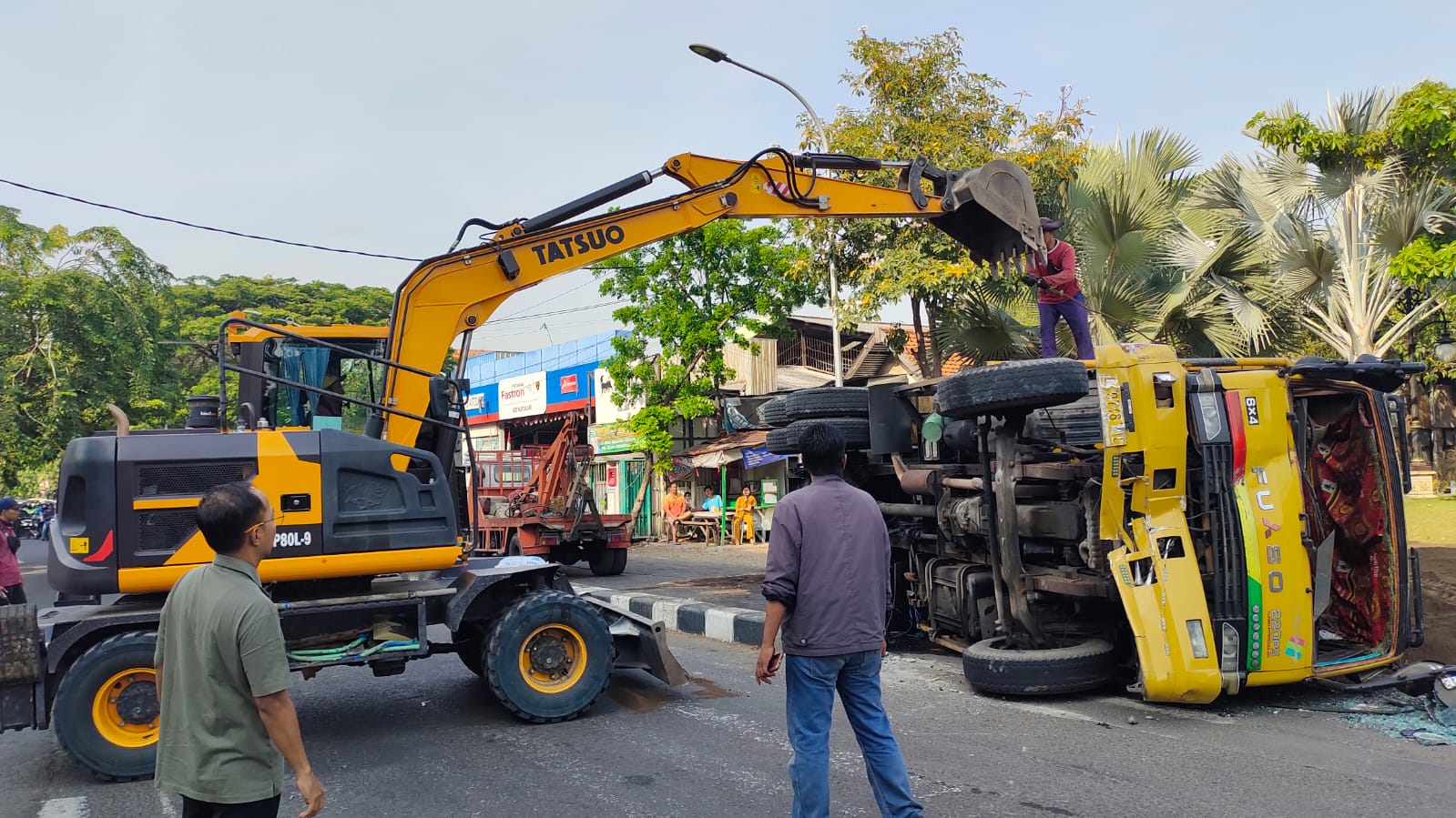 Dump Truk Muat Sirtu Tabrak Pembatas Jalan dan Tiang Rambu di Ngagel, Diduga Sopir Mengantuk