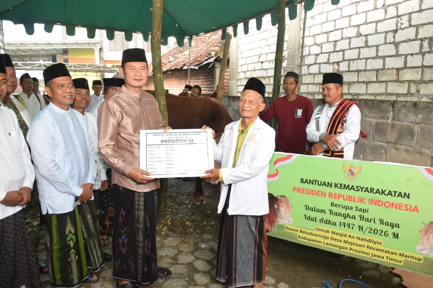 Bupati Lamongan Serahkan Sapi Kurban Presiden Prabowo di Mantup