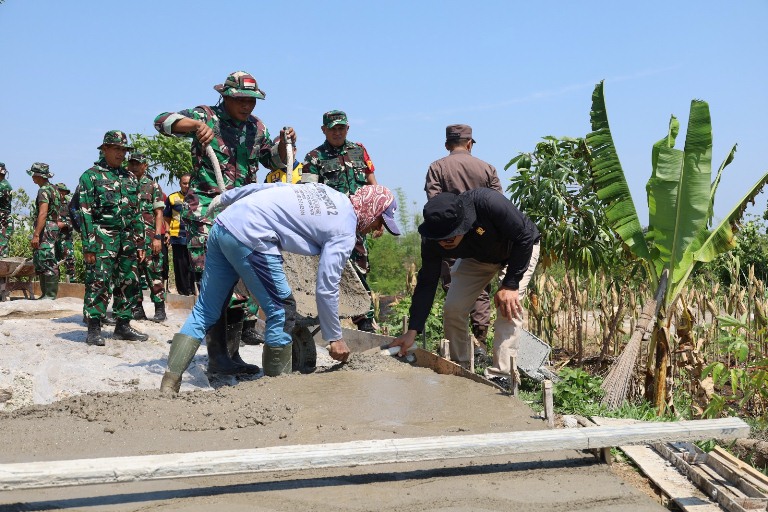 TMMD ke-126 Kodim 0804/Magetan Tumbuhkan Semangat Gotong Royong Bangun Desa Kembangan