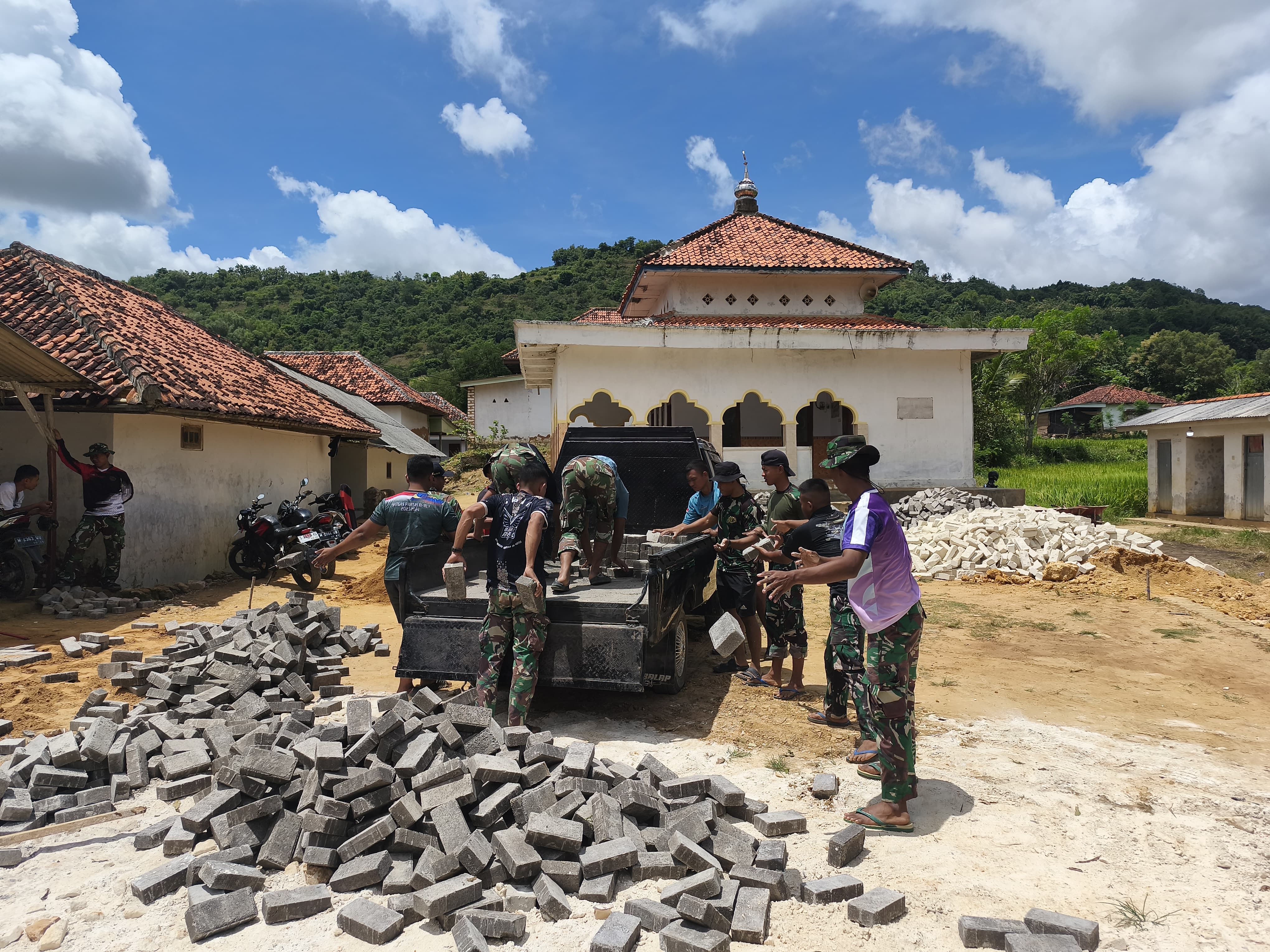 Semangat Ramadan, Satgas TMMD 127 Lanjutkan Pasang Paving